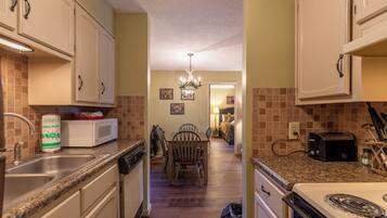 Condo, 2 Katil Ratu (Queen), Patio, Mountain View (Bear Pause) | Dapur peribadi | Pembancuh kopi/teh