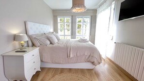 3 bedrooms, desk, iron/ironing board, WiFi