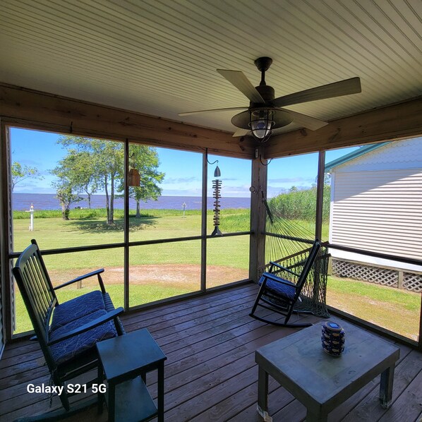 Terrace/patio - The Pelican Cottage on The Albemarle Sound with waterviews in nearly every room (Columbia)