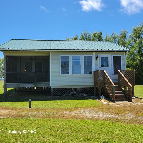 The Pelican Cottage on The Albemarle Sound with waterviews in nearly every room
