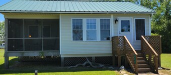 The Pelican Cottage on The Albemarle Sound with waterviews in nearly every room