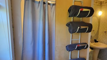 Doccia, asciugamani, sapone, shampoo