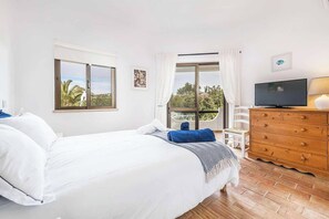 2 bedrooms, iron/ironing board, bed sheets