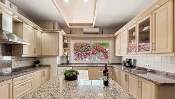 Kjøleskap, mikrobølgeovn, ovn og oppvaskmaskin