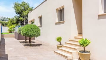 Villa (4 Bedrooms) | Exterior