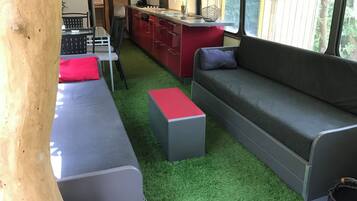 Televisie, een open haard, boeken en een stereo