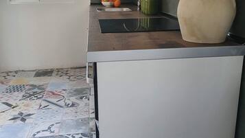 Frigorífico, microondas, horno y lavavajillas