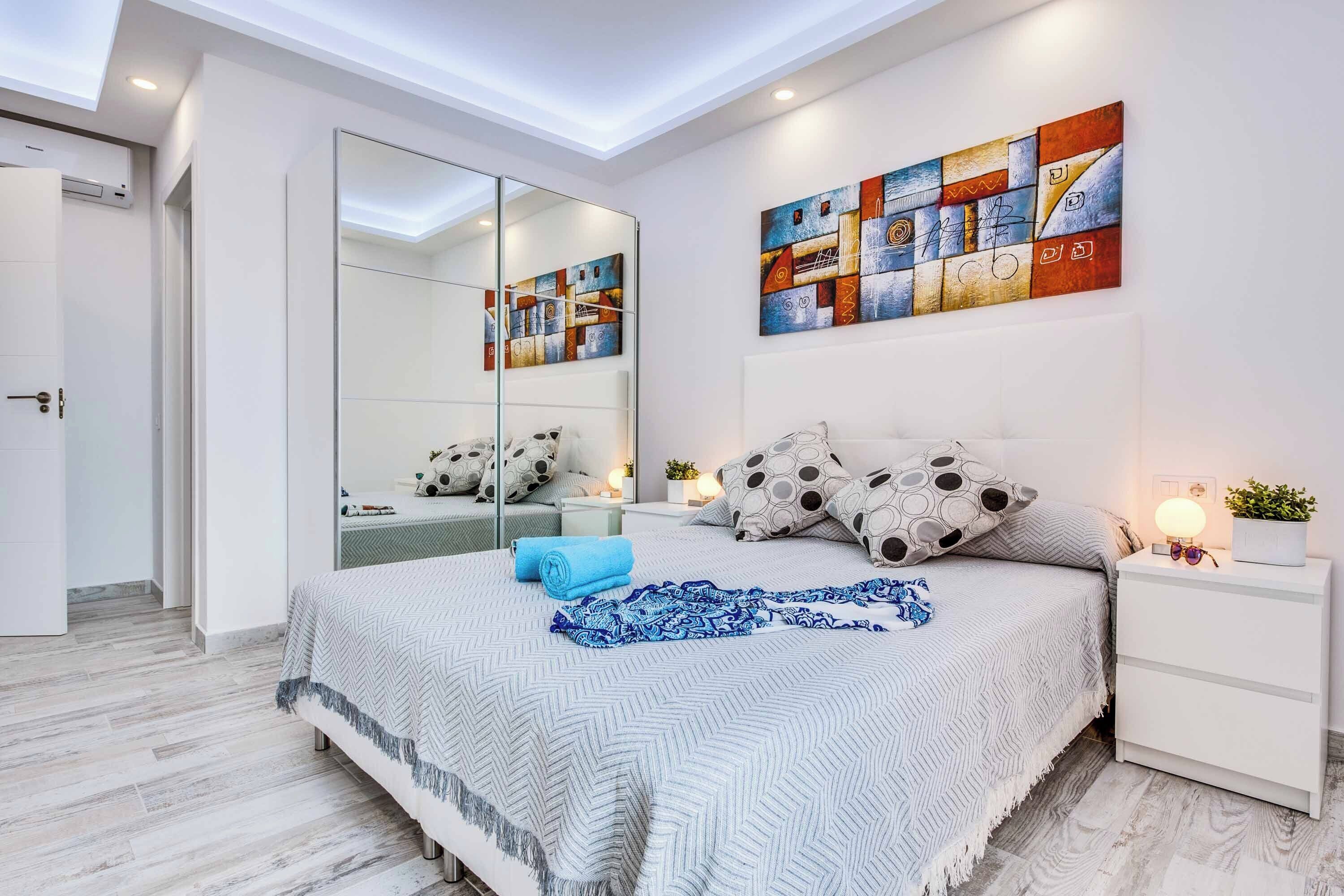 4 dormitorios, tabla de planchar con plancha, ropa de cama