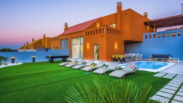 Una piscina al aire libre