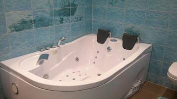 Classic-Apartment, Balkon | Badezimmer | Haartrockner, Handtücher, Seife, Shampoo