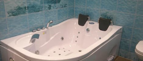 Classic Condo, Balcony | Bathroom | Hair dryer, towels, soap, shampoo