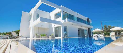 Villa (4 Bedrooms) | Front of property
