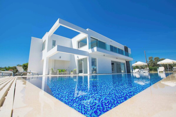 Villa (4 Bedrooms) | Front of property - Villa Pallas KO1 (Paralimni)