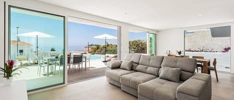 Villa (4 Bedrooms) | Interior