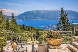 Outdoor dining - Villa Astria (Kefalonia)