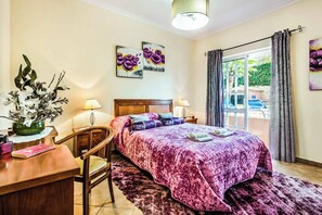 5 bedrooms, desk, iron/ironing board, bed sheets - Villa Vivienda Rafael (Albufeira)