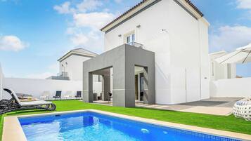 Villa (4 Bedrooms) | Front of property