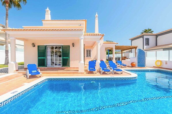 Vila (4 Bedrooms) | Bagian depan properti