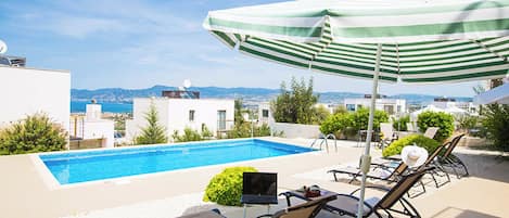 حمّام سباحة خارجي