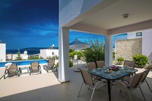 Outdoor dining - Villa Latchi Thea (Neo Chorio)