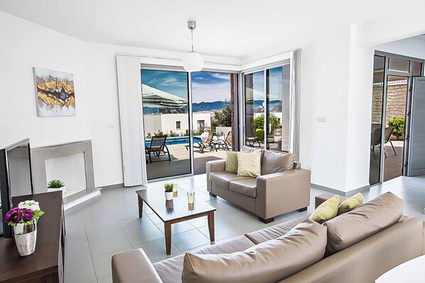 Living area - Villa Latchi Thea (Neo Chorio)