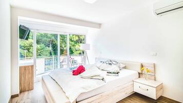 3 bedrooms, iron/ironing board, bed sheets