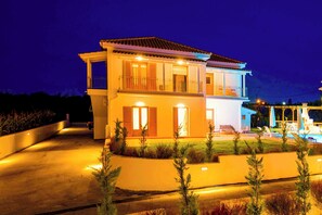 Villa (5 Bedrooms) | Exterior
