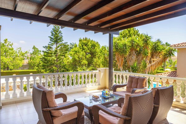 Outdoor dining - Villa Ultima (Pegeia)