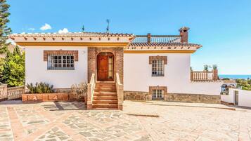 Villa (4 Bedrooms) | Exterior