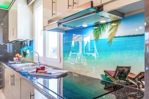 Fridge, microwave, oven, dishwasher - Villa Mirela Megali (Corfu)