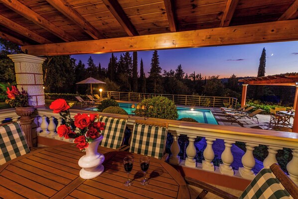 Outdoor dining - Villa Mirela Mikri (Corfu)