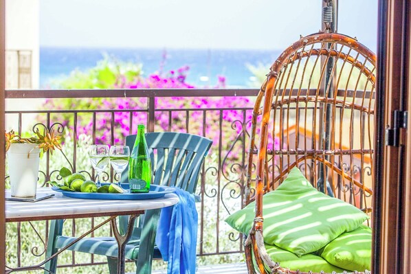 Outdoor dining - Villa Euphoria (Paralimni)