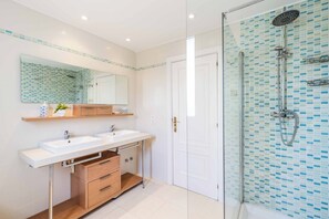Villa (4 Bedrooms) | Interior