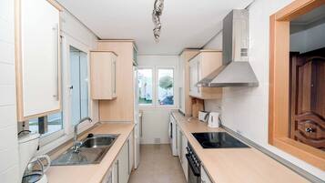 Een koelkast, een magnetron, een oven, een vaatwasser