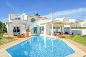 A modern two-story house with a swimming pool, large windows, and a well-maintained lawn. - Villa Ceylon (Albufeira)