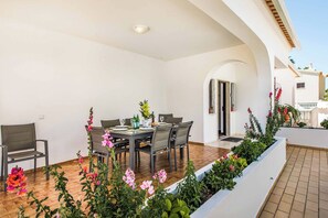 Outdoor dining - Villa Cabrita (Albufeira)