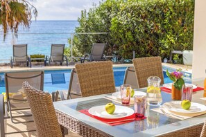 Outdoor dining - Villa Castania (Pegeia)