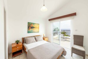 4 quartos, ferros/tábuas de passar roupa, roupa de cama