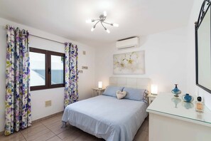 3 bedrooms, iron/ironing board, bed sheets - Villa Vivienne (Tías)