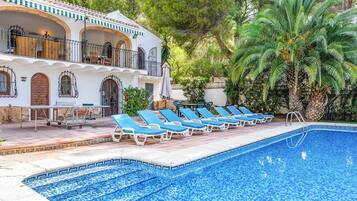 Villa (4 Bedrooms) | Exterior