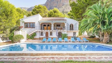 Villa (4 Bedrooms) | Front of property