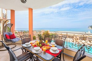 Outdoor dining - Villa Romanza Alpha (Corfu)