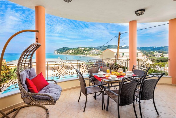 Outdoor dining - Villa Romanza Alpha (Corfu)