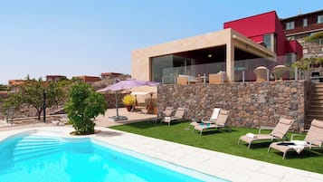 Villa (4 Bedrooms) | Front of property