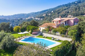 Villa (6 Bedrooms) | Front of property