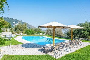 Villa (6 Bedrooms) | Exterior