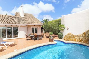 ヴィラ (3 Bedrooms) | 施設の正面