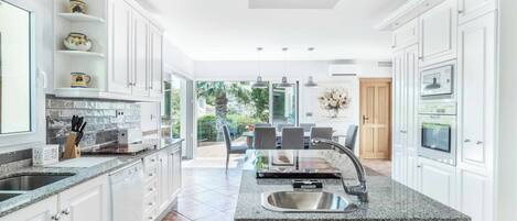 المنشأة من الداخل