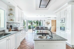 Villa (4 Bedrooms) | Interior