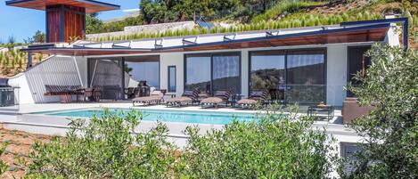 ヴィラ (3 Bedrooms) | 施設の正面